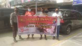 Sambangi Petugas Parkir di Bank, Polsek Pangkalan Kerinci Sosialisasikan Saber Pungli 